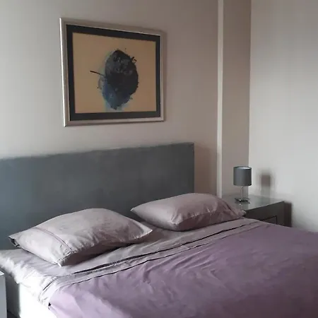 Apartmán A Nicely Furnished Spacious In A Quiet Part Of *