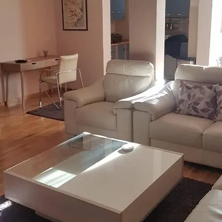 A Nicely Furnished Spacious In A Quiet Part Of Apartmán