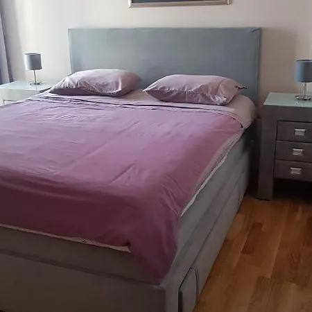 A Nicely Furnished Spacious In A Quiet Part Of Apartmán