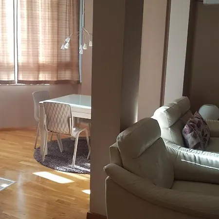 A Nicely Furnished Spacious In A Quiet Part Of Apartmán
