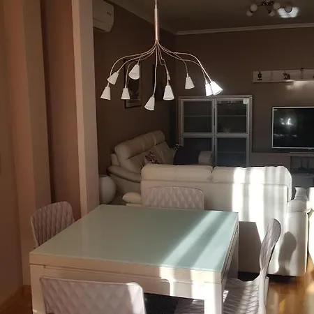 Apartmán A Nicely Furnished Spacious In A Quiet Part Of