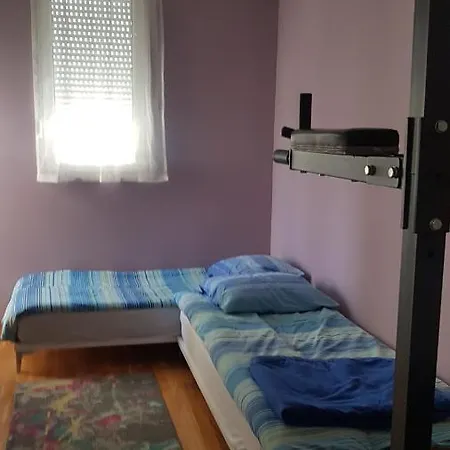Apartmán A Nicely Furnished Spacious In A Quiet Part Of *